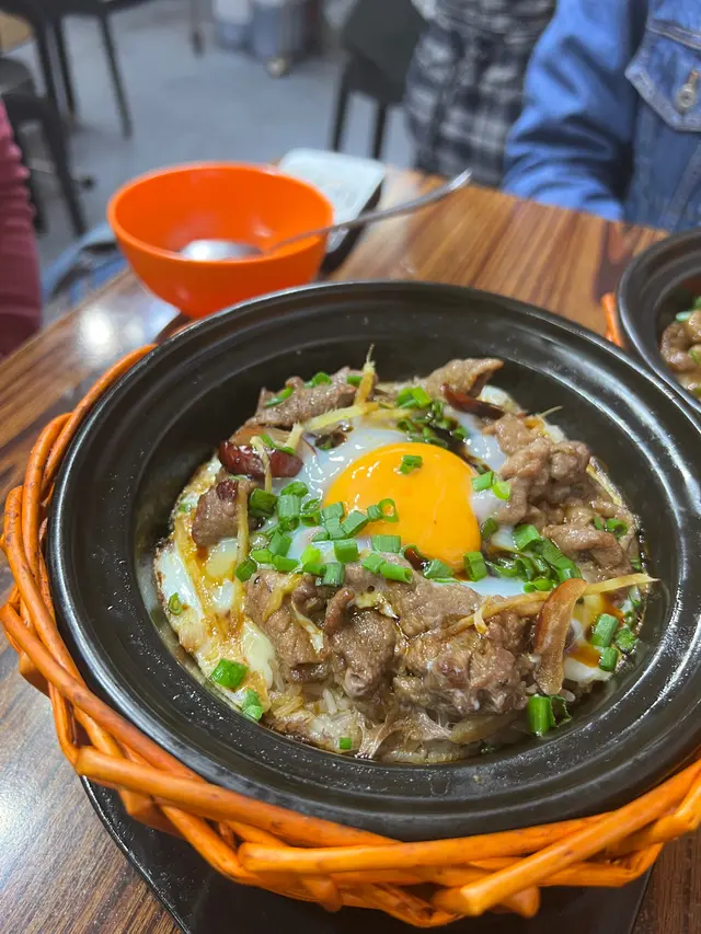 窩蛋鮮牛肉煲仔飯