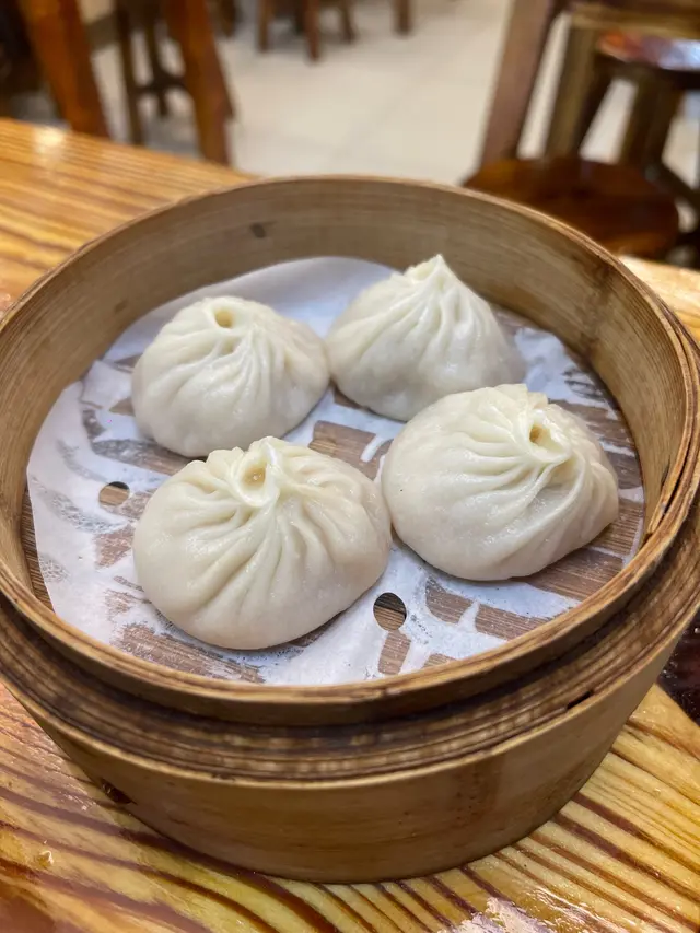 即叫即蒸新鮮滾熱辣，食落仲爆汁要小心食，湯汁融入豬肉入邊，所以好入味，皮唔係好厚所以質感幾好，要趁熱食