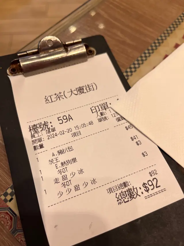 環境夠闊落一舉手就有人應你
勝在下午茶夠大份豬扒（$45）成個手掌咁大🖐🏻
可以再戰！🤣🤣

另外嗌咗個熱狗餐（$41）個熱狗大到嚇親人🤣
可能佢有自己出麵包，連個熱狗個包都幾好食￼￼！

#大份￼ #￼下午茶 #foodie #FoodieLife 