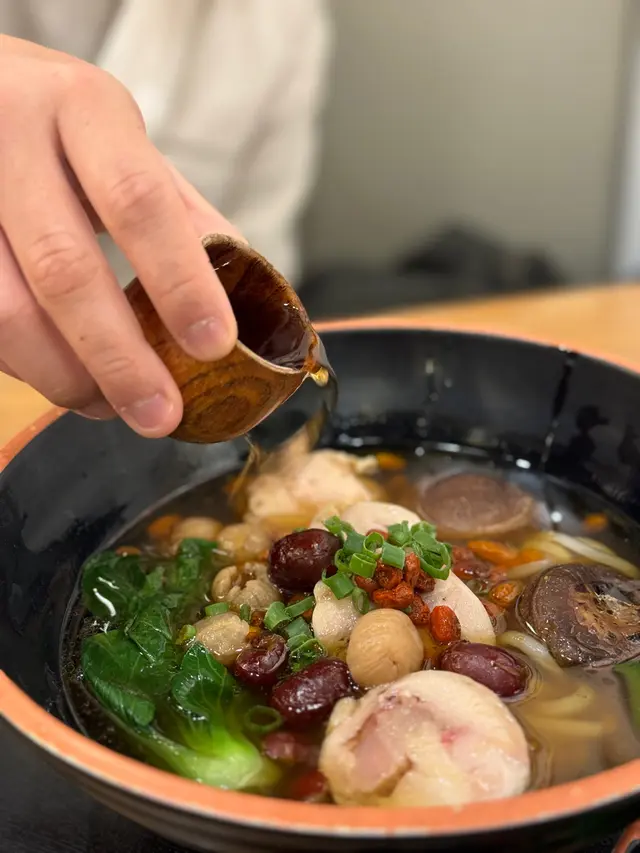 湯底好足料 麻油味香 帶藥膳味但唔苦
花雕酒另上 可以自行按喜好落 我依d酒鬼就梗係落晒啦😆
唔會好咸 仲帶種甜味🤤
雞卷有4件 非常滑溜!無骨淡淡肉