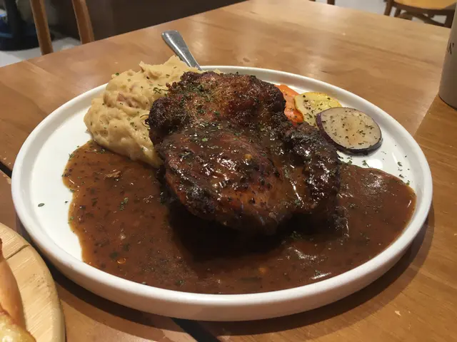 黑松露汁烤雞扒薯菜