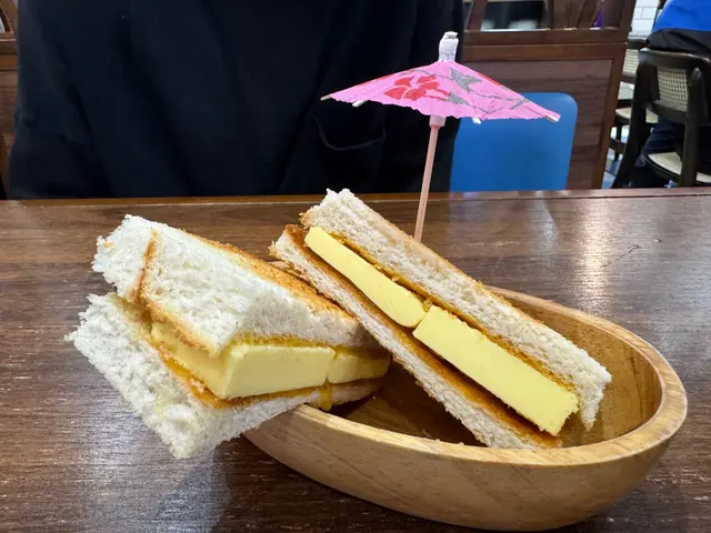 笑死😆鮮油也太大塊了吧～！！但是好吃的
而且咖央醬味在而不甜 配脆多和牛油🧈是邪惡的美味牙～