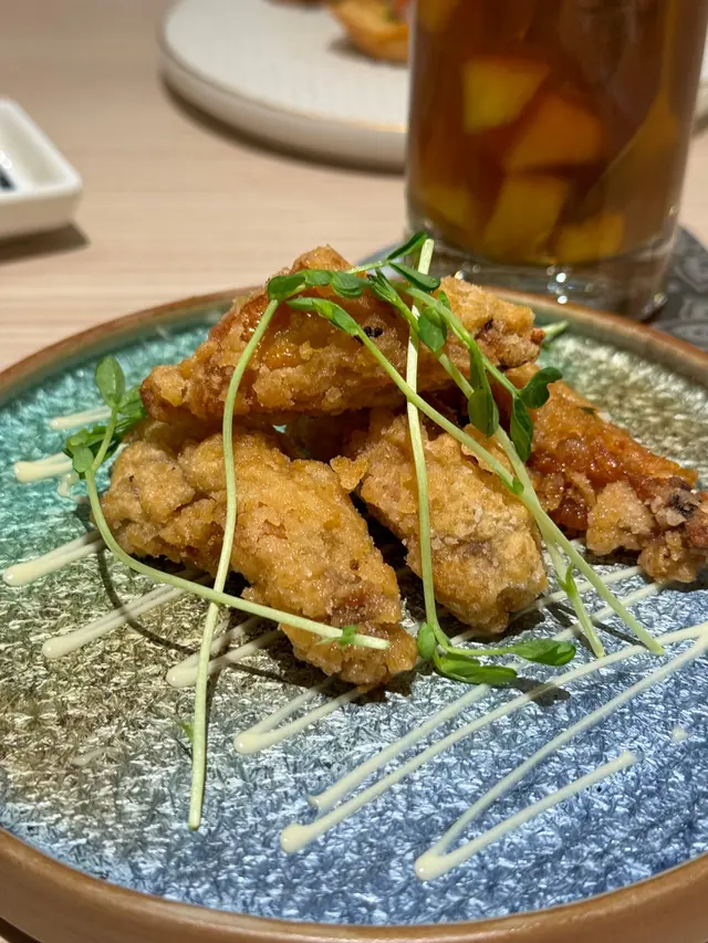 太浪費了 一開始也沒沾腐乳蛋黃醬 直到最後一隻
不過就能清清楚楚的吃到他們雞翼的脆度
可以一枝單吃😌一枝沾腐乳蛋黃醬 就懂了 哈哈😆