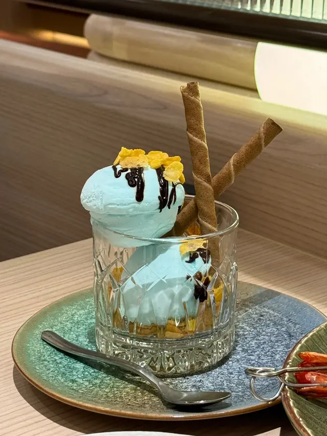 每次都會覺得海鹽雪糕到底怎麼合呢？？
但這次他的們再撘上粟米脆脆和巧克力卷 意外的撘 還降低海鹽的突兀感
又不會覺得甜 年紀大的家人們也可以吃😌（不怕甜
