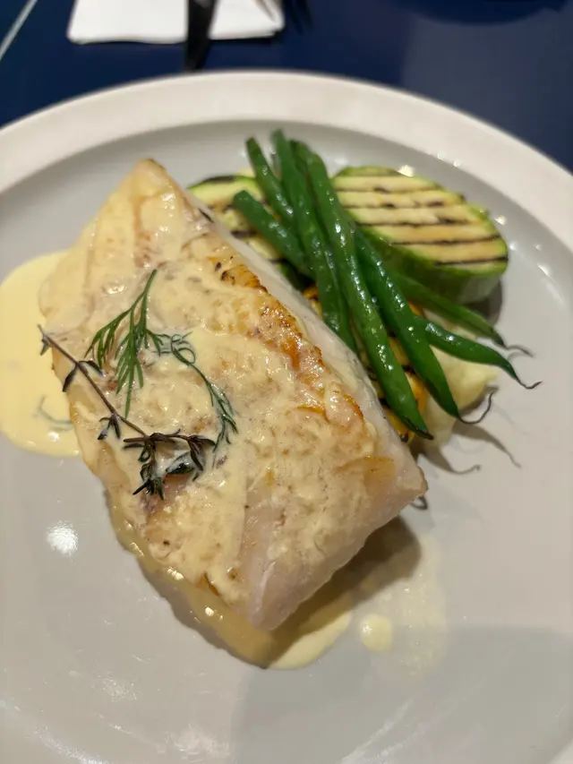 香煎青衣魚柳·刁草忌廉汁