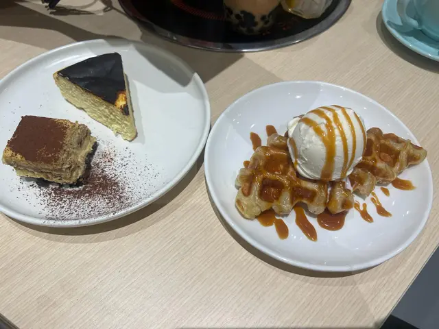 牛角窩夫  及巴斯克蛋糕