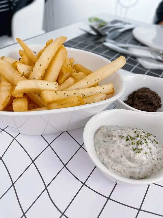 炸香脆粗薯條配黑松露醬