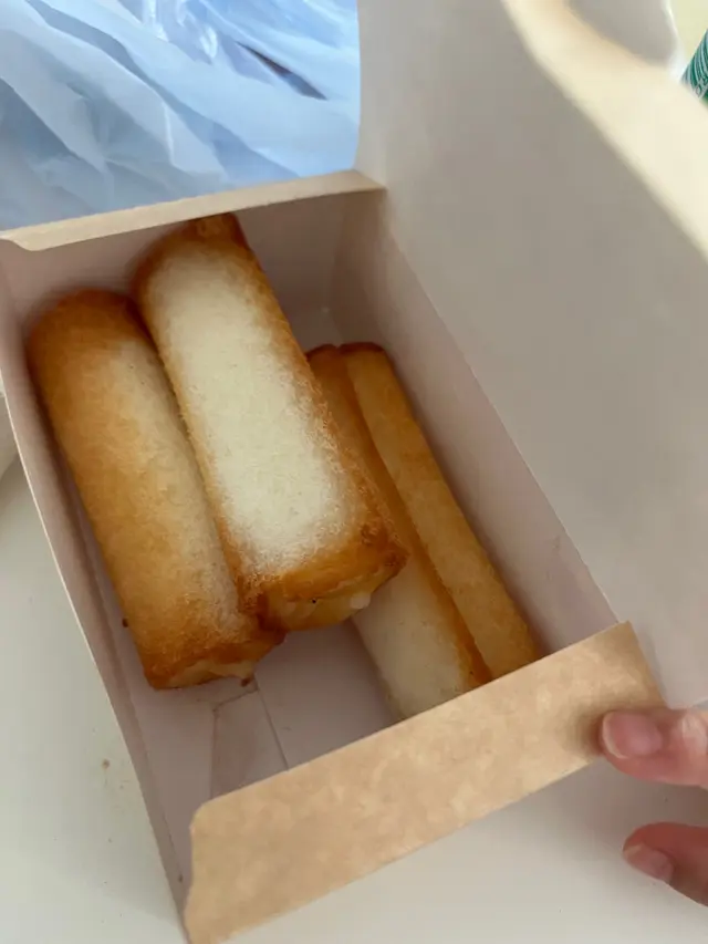 脆炸鮮奶賣相討好，唔太燶
食落外脆內軟
亦都冇死甜味
可以一試