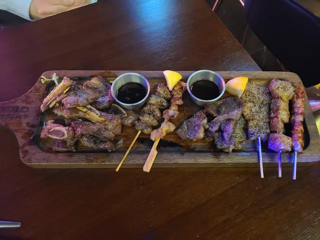 燒汁牛仔骨,日本博多雞心串,鹽燒雞軟骨,碳燒牛扒,鹽燒牛舌心,一口和牛串,燒牛肋條串