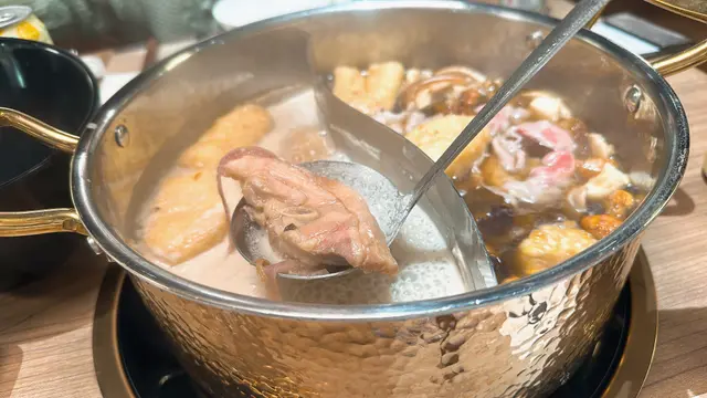 用椰漿代替椰水，味道香甜，
雞件全部都係🍗雞髀位置，肥美肉嫩。