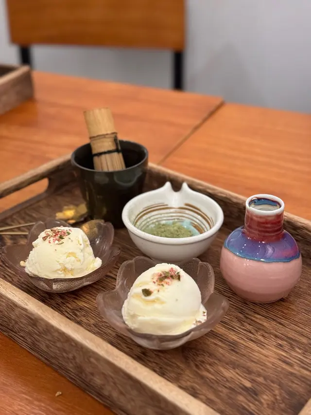 連甜品都有驚喜🤣抺茶粉自己加水磨成抹茶醬再加上雲呢拿雪糕🍧器皿好靚好精緻 好玩又好食🤤