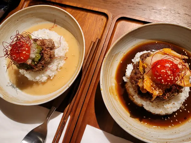 招牌手打和牛漢堡蘭王蛋飯$128、 手打芝士安格斯漢堡蘭王蛋飯$118