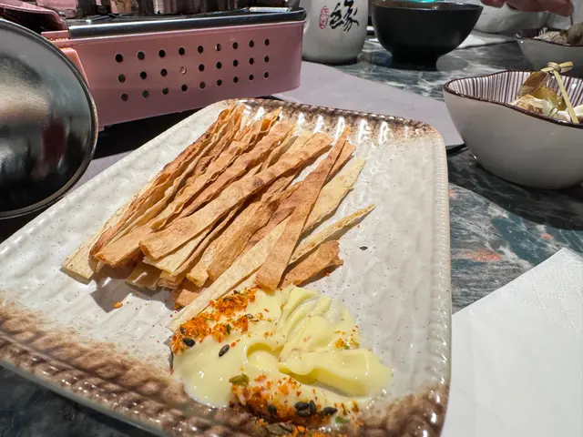 燒到好似餅乾嘅質地配沙律醬，呢樣係成晚算幾好食嘅一樣