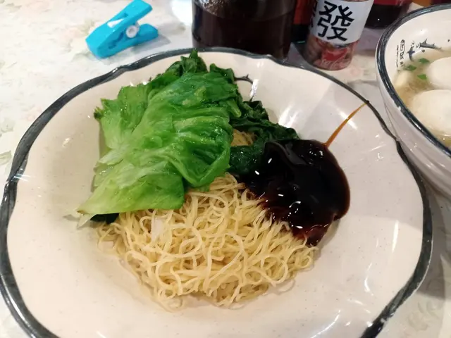 好耐無去海防道食野。今日返去尖沙咀係德發食個晚餐。點咗個墨丸加魚蛋撈麵，加埋杯凍檸茶。總價$70。個撈麵係用蠔油。墨丸好彈牙。好味。魚蛋爽口。魚肉鮮甜。個撈麵好幼。混入靚湯，好味。