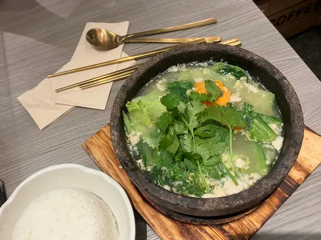 價格實惠家常菜$6x左右
假日經過見都幾多人食,可能因為大部分菜式價錢較親民,又多啲選擇,例如石鍋湯飯同明爐烤魚等
今次點咗石鍋鹹蛋芥菜肉片湯飯,上菜熱辣辣,肉片正正常常,無咩特別,芥菜的清爽同鹹蛋的濃郁,為湯飯添了幾分風味。
凍凍地食下呢啲都幾好,無碟頭飯咁頹
==============================
後記:
🧐我隔離枱啲兩母女話啲份量大,食唔哂。
🧐我諗街坊街里唔想煮飯,又唔想成日食大x樂/大x活可能會揀下呢間。