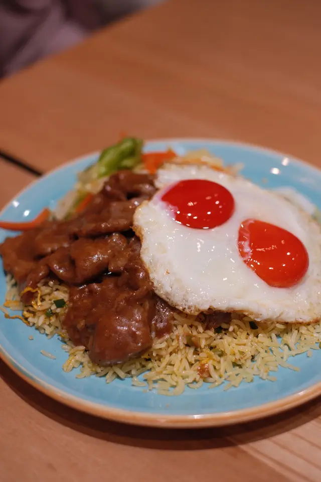 秘製沙嗲牛肉雙燶邊蘭王蛋飯