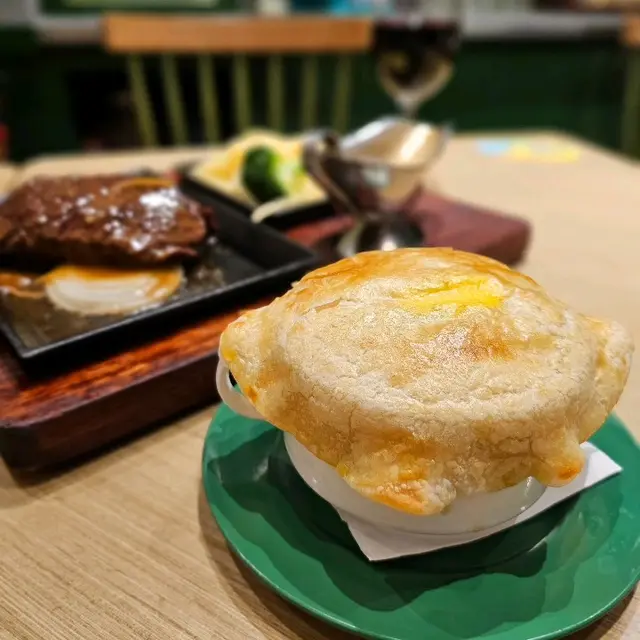 招牌港式酥皮牛尾羅宋湯