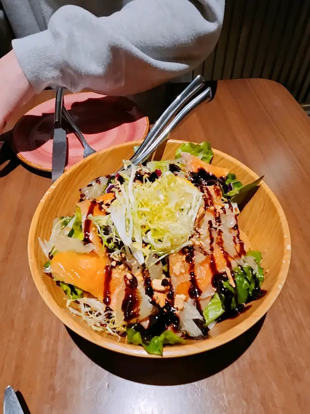 西柚肉配煙三文魚果仁沙律