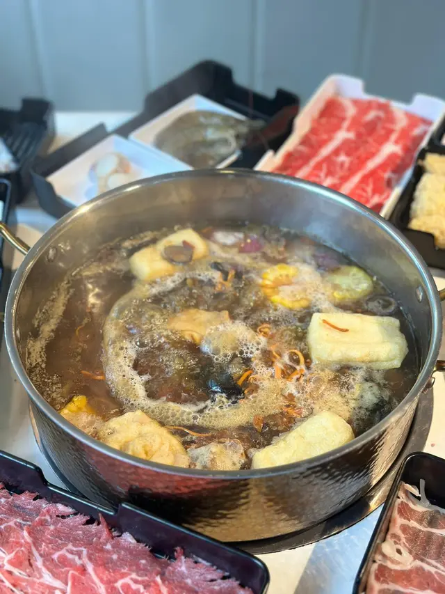 湯底清得嚟又勁足料，見到唔少蟲草花同桃膠，啲雞肉又勁滑，感覺好滋補。湯底好夠味，加水滾到最尾都唔會淡晒。