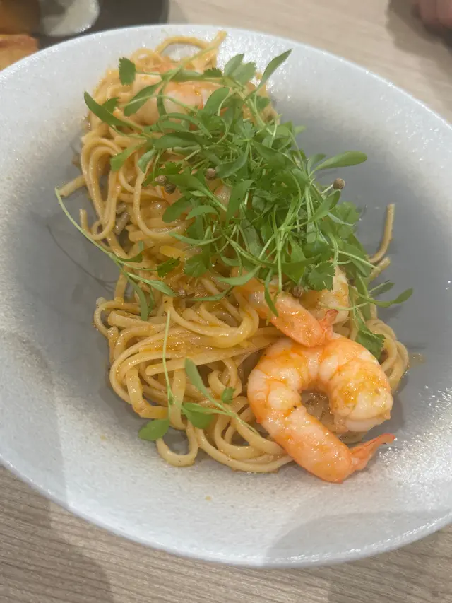 好食，蝦大隻彈牙，意粉都好食，不過份最都係少！