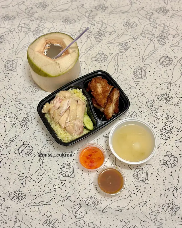 海南雞炸雞雙拼飯 & 椰青