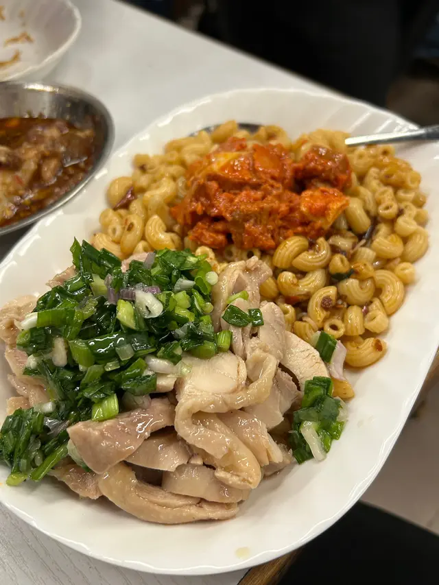 手撕雞五香肉丁撈通粉