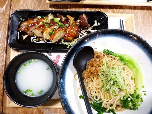 奮起湖燒雞腿排肉燥乾拌麵