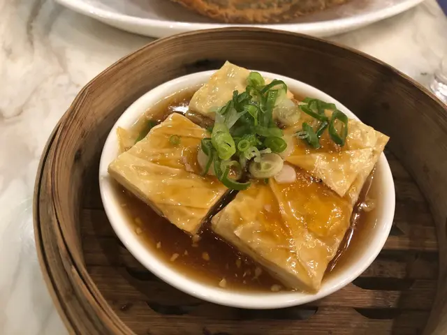 鹵水鴨，一蟹二魚，皮旦酥，倫教糕亂炒豆芽，小籠包