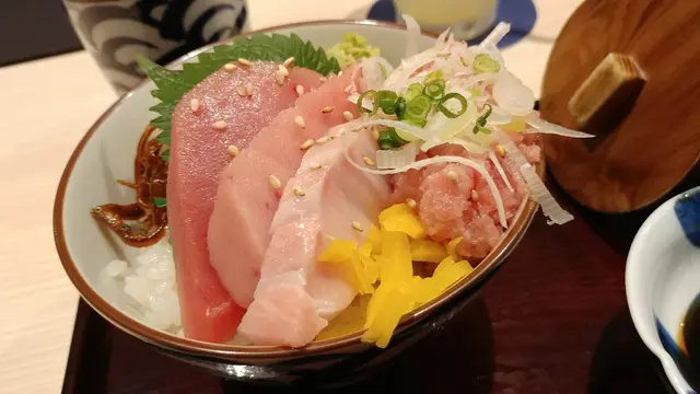 四色吞拿魚腩丼
