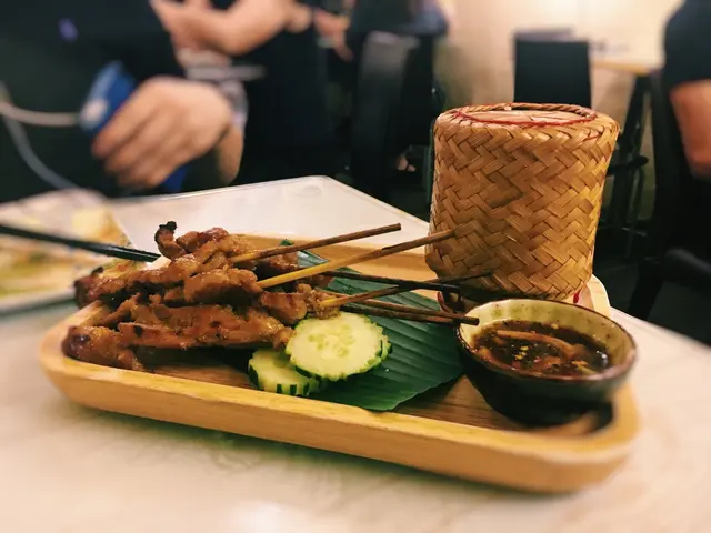 翟道翟豬肉串配糯米飯