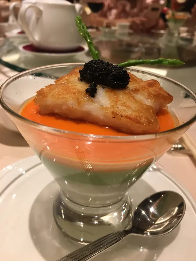 雪嶺紅梅映松露