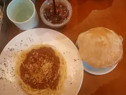 有酥皮湯已經值回票價，這裡加酥皮都要額外補10元，而家成個餐連飲品都只要71元。超抵食啊(⊙o⊙)
這款酥皮湯是蘑菇忌廉湯加外脆內軟的酥皮，本編中意用匙羹中間開洞，酥皮連湯一口一口飲，超好味道。
肉漿意粉外加少少香草，口味經典而且歷久不衰，依然好味道。本編喜歡攪拌均勻再入口，啖啖肉漿好香好滋味。
配上凍檸檬茶，有解膩作用，清清喉嚨內的味道，而且茶有消滯作用。