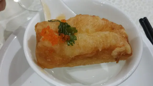 首先出場的是「鍋貼大明蝦」(蝦多士)，金黃色的蝦多士外脆內軟，不油膩而且味 道很好，吃完好想再吃一件。