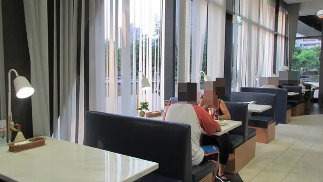 有闊落舒適的卡座