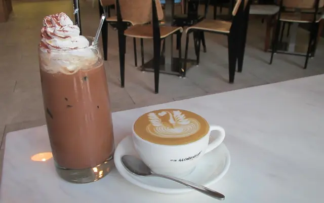 來到咖啡室又怎能不喝咖啡呢?