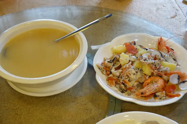 以雜魚、蝦、沙白蜆煲蕃茄薯仔湯,相當足料!