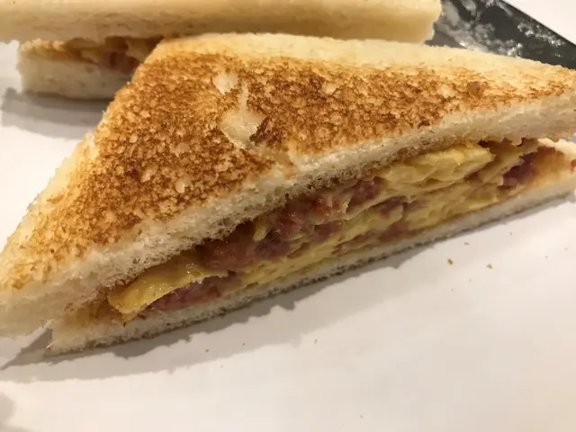 咸牛肉雞蛋三文治 (烘底)