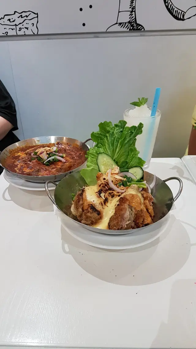 沙嗲芝士雞扒焗紅米炒飯