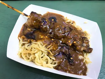 雞肉串燒配沙嗲麵