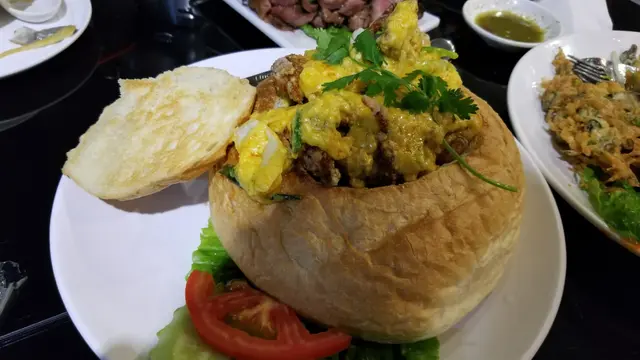 咖哩好好味唔太辣,小朋友都啱食, 麵包焗得好香脆, 咖哩配軟殼蟹很配搭