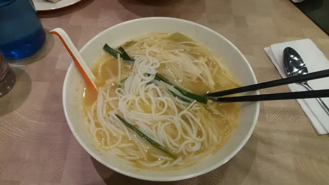 芽菜金菇微酸辣走腐皮米線