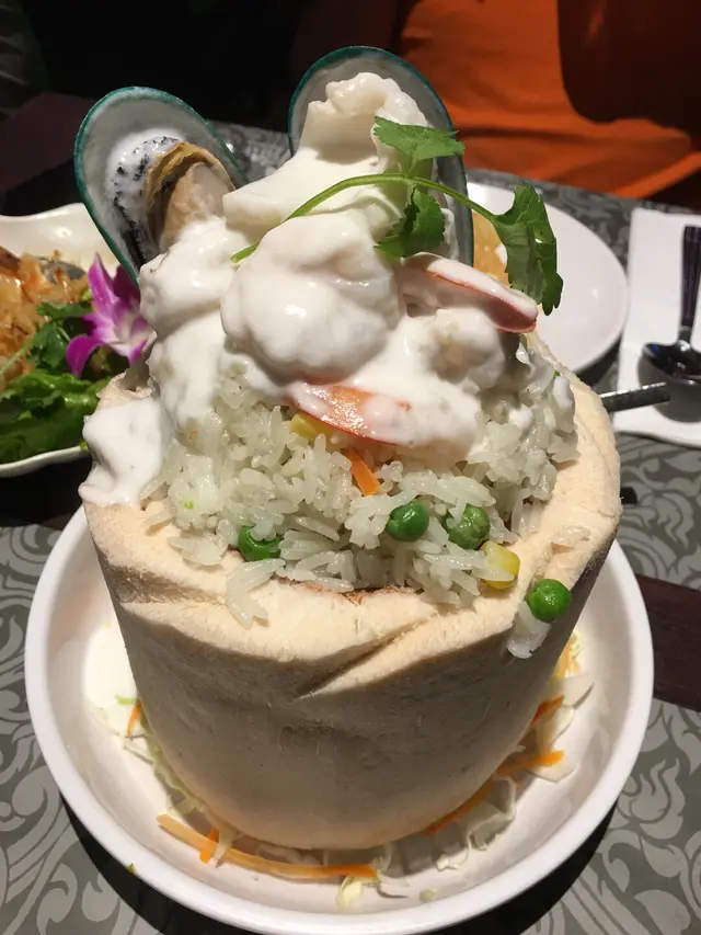 原個椰盅海鮮焗飯