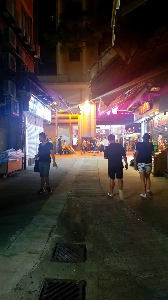 位置在千色匯的海皇粥店對開一條不起眼的小巷入面