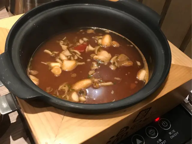 番茄湯底配上碎野菌