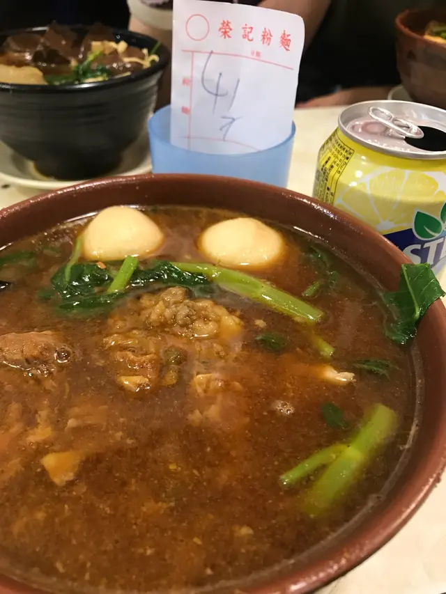 路經見到排晒隊應該唔會差得去邊，於是入去叫咗一碗三款餸油麵！的確唔錯，唔會覺得好味精！