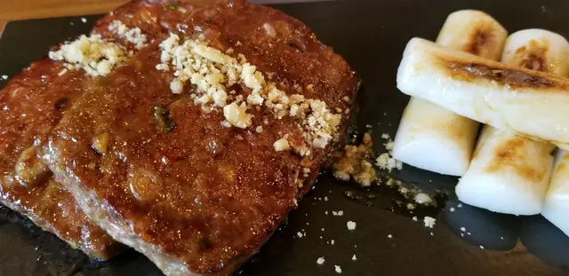 烤手工製牛肉餅伴年糕配蜜糖醬油汁