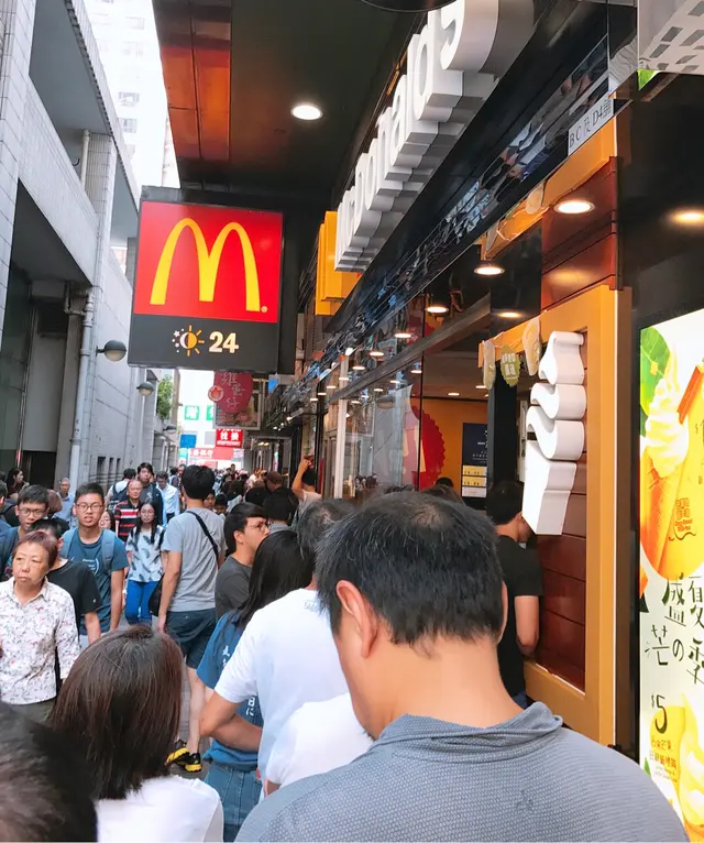 灣仔麥當勞甜品站外面