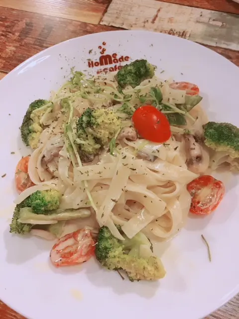 忌廉汁素菜闊條麵