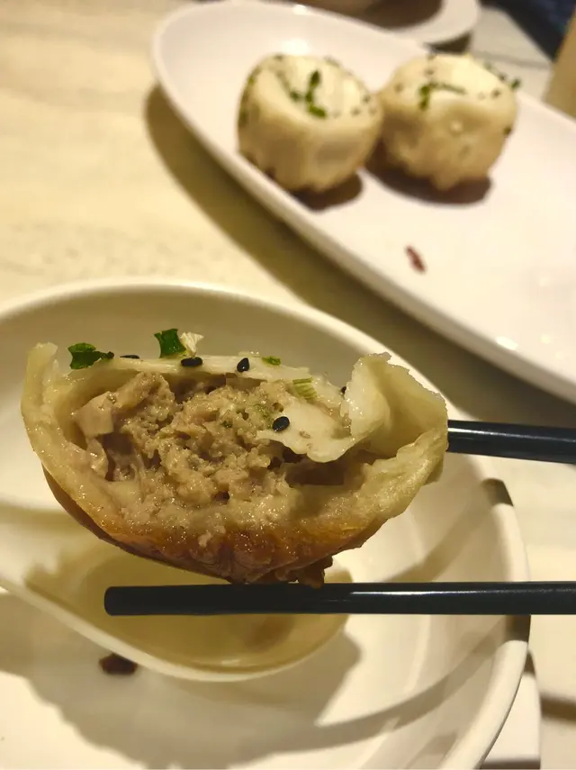 朋友推介的一間好正既上海菜館:heart: 但個人覺得一般:)上桌時熱辣辣，皮脆多汁，值得食（溫馨提示：一定要趁熱食）