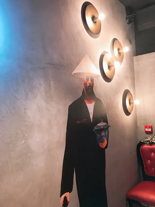 餐廳走廊，型格之餘也富有越南風味，而且手持餐廳招牌火車頭湯粉！